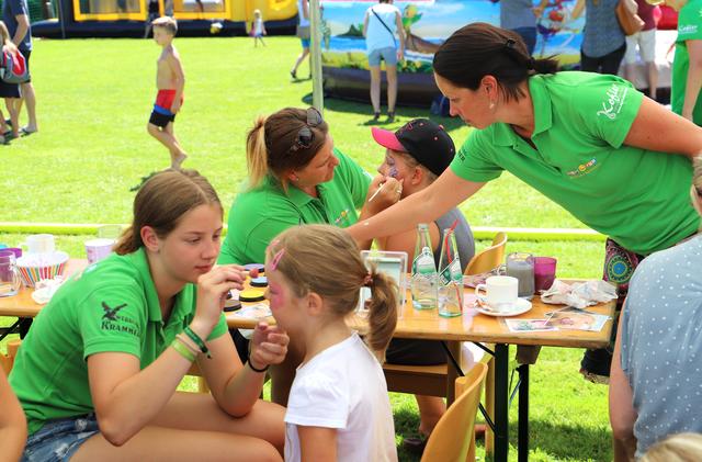 Die Schminkstation für Kinder hat die freiwilligen Helferinnen ganz schön auf Trab gehalten. Johanna Lampl (rechts) war das este Mal dabei und ist begeistert vom Zusammenhalt und der guten Stimmung. | Foto: Rauch