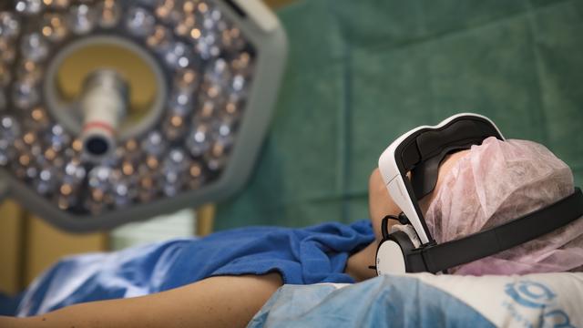 Mit den neuen Videobrillen im OP des Klinikums Rohrbach kommt das mobile Kino zu den Patienten. Sie werden dadurch vom eigentlichen Geschehen abgelenkt. | Foto: Foto: OÖG