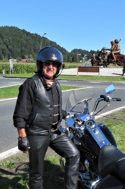 Wie jedes Jahr, besuchte ich auch heuer bereits am Mittwoch das großartige "Harley Davidson" - Areal. Bevor die großen Menschenmassen auffahren, kann man noch in aller Ruhe die tollen Motorräder besichtigen, an den zahlreichen Harley Ständen geile Burger, saftige Grill Spezialitäten genießen und vieles mehr erleben. 
Das einzigartige Harley Feeling rund um den Faaker See kann man nur mit Begeisterung weiter empfehlen!