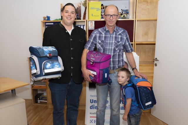 Ab in die Schule mit den neuen "Ranzen": Die beiden FPÖ-Bezirksobmann-Stellvertreter Michael Pietsch (rechts) und Michael Wallner (links) im Rahmen der Übergabe.
