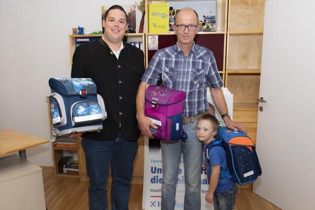 Ab in die Schule mit den neuen "Ranzen": Die beiden FPÖ-Bezirksobmann-Stellvertreter Michael Pietsch (rechts) und Michael Wallner (links) im Rahmen der Übergabe. | Foto: FPÖ Deutschlandsberg