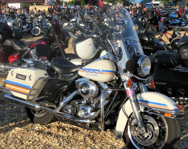 Große Aufmerksamkeit erregte bei den Besuchern diese Harley Davidson Road King, Sondermodell "POLICE!" Sie war am riesigen Parkplatz unter tausenden von Motorrädern im Harley Dorf nicht zu übersehen.