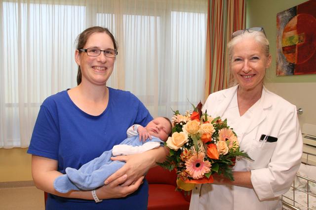 Andrea Sigmund mit Söhnchen Amadeo und Oberärztin Franziska Wimmer | Foto: Christa Pehn