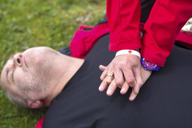 Die Herzdruckmassage ist eine der wichtigsten Wiederbelebungsmaßnahmen und muss geübt werden.