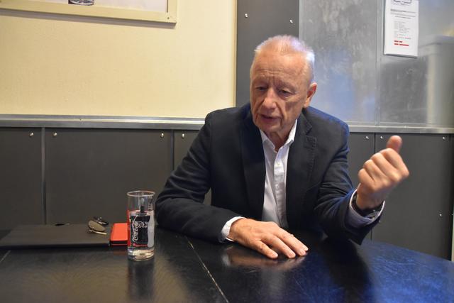 "Alle Lieder, die ich geschrieben habe sind im Grunde eine Auseinandersetzung mit diesem Spießrutenlauf der Gegensätze durch das eigene Leben. Und das kann auch lustig sein", sagt Franz Morak im Gespräch mit den BEZIRKSBLÄTTERN | Foto: Barbara Fluckinger