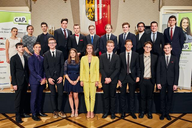 Die 20 Absolventen des CAP.-Programms, Jahrgang 2015, feierte in den Linzer Redoutensälen. | Foto: Martin Riesler