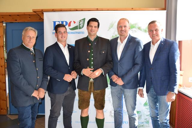 Ziehen für die FPÖ an einem Strang: Josef Riemer, Gerhard Hirschmann, Hannes Amesbauer, Markus Leinfellner und Mario Kunasek (v.l.). | Foto: Eva Heinrich