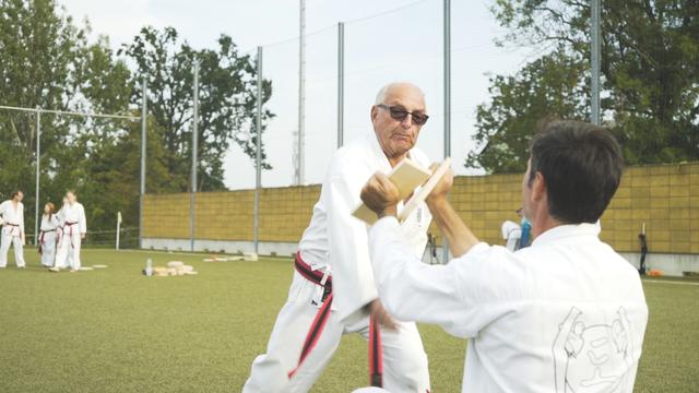 Die Meisterprüfung, das Zerschlagen der Bretter mit Hand und Fuß, meisterte Gerd Peka mit 79 Jahren.
