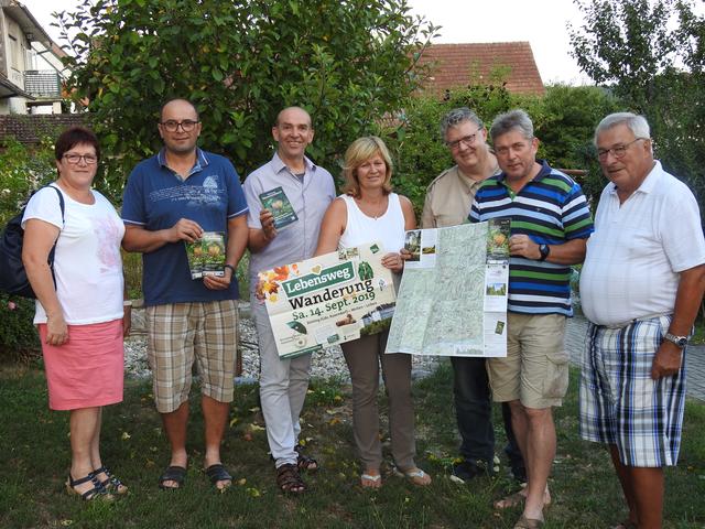 Bereit für die Herbstwanderung (v. l.): Amtsleiterin Regina Steininger und Gemeinderat Johann Schmid (Weiten), Lebensweg-Initiator Dieter Juster, Bürgermeisterin Gerlinde Schwarz und Anton Hochstöger (Leiben), Bürgermeister Johannes Höfinger (Raxendorf) sowie Verein Lebensweg-Obmann Konrad Friedl.