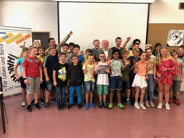 Klaus Lackner (hi. Mi.) mit Partnern und Trainern und den jungen "Programmierern". | Foto: Kogler
