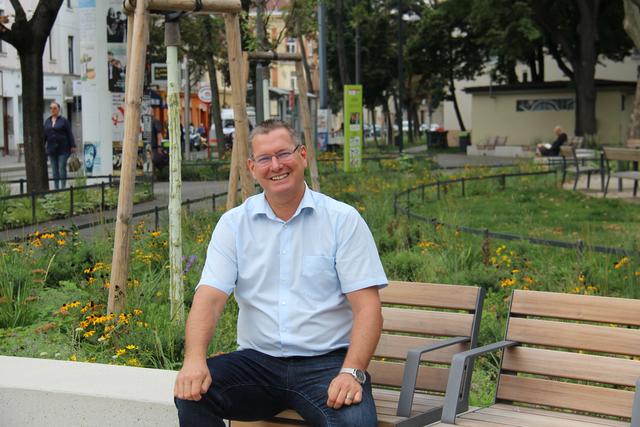 Bezirksvorsteher Georg Papai vor dem neu gestalteten Hoßplatz, der sich zu einem beliebten Treffpunkt entwickelt hat.  | Foto: BV21