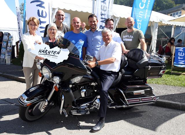 Kärnten-Lounge im Harley-Village: Gaby Schaunig, Rosalia Kopeinig (CIC), Georg Overs (Tourismusregion Villach), Trevor Barton (European Bike Week), Sebastian Schuschnig, Peter Kaiser, Markus Hornböck (Babeg) und Christian Kresse (Kärnten Werbung) | Foto: LPD Kärnten / Oskar Höher