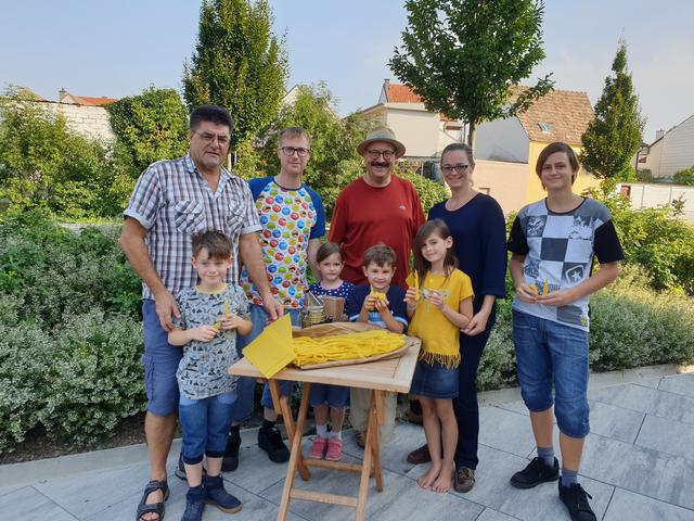 Bürgermeister Johann Lotter war bei der für dieses Jahr letzten Bienenerlebnisführung von Imker Herbert Grafl dabei. | Foto: M. Hrabanek-Bunyai