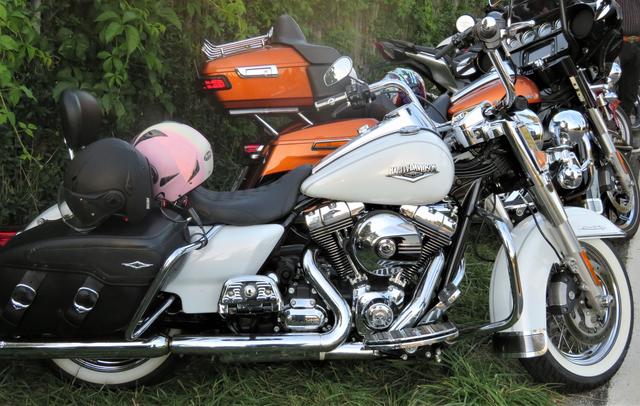 Ein besonders schönes Stück ist diese Harley Davidson Road King "GANZ IN WEISS!" Es fehlt nur noch ein "Blumenstrauß" und schon kann man damit stilgerecht zur Hochzeit fahren oder vielleicht ist dieses Paar sogar schon auf der Hochzeitsreise in Faak am See! 
