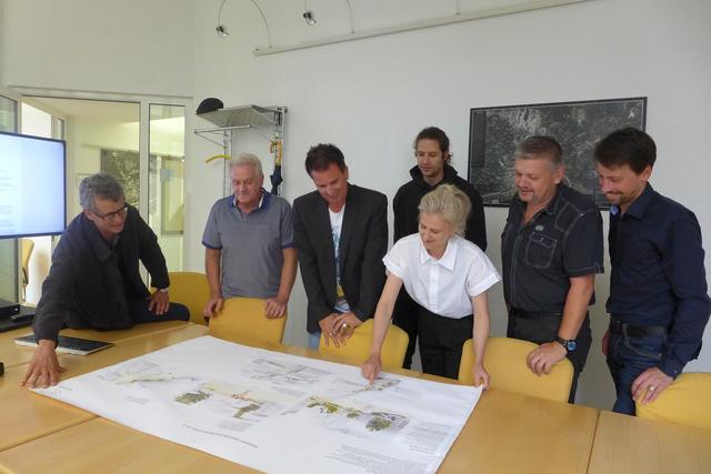 Präsentation der Pläne durch Architektin DI Teresa Stillebacher vor den Mitgliedern des Gestaltungsbeirates. | Foto: Schatz
