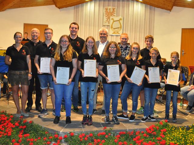 Die geehrten Erpfendorfer Jungmusikanten mit Obfrau Tamara Rabl, Kpm. Michael Sojer, Jugendreferent Lukas Zass, Bgm. Gerhard Obermüller und Bez.-Jugendreferent Josef Hetzenauer.