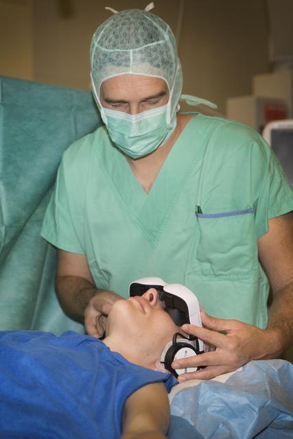 Mit den neuen Videobrillen im OP des Klinikums Rohrbach kommt das mobile Kino zu den Patienten. Sie werden dadurch vom eigentlichen Geschehen abgelenkt. | Foto: Foto: OÖG