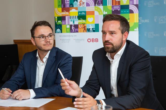 Landesrat Stefan Schnöll (r.) und Markus Gansterer vom VCÖ bei der Preisverleihung des Mobilitätspreises.