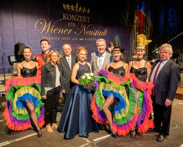 V.l.: Valeria Müller-Kiraly, Alexander Ortner, Organisatorin Christa Reiner, Dirigent Michael Salamon, Sopranistin Marie-Luise Schottleitner, Bürgermeister Klaus Schneeberger, Marietta Kro, Angelika Ortner und Prof. Tadeusz Krzeszowiak.