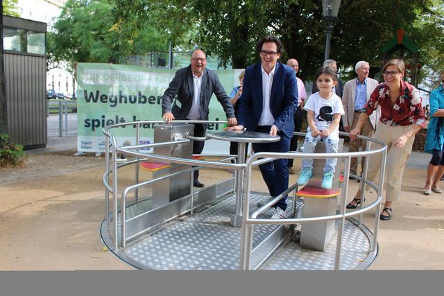 Bezirkschef Markus Reiter (Grüne) hatte sichtlich Spaß bei der Eröffnung des Inklusions-Spielplatzes.