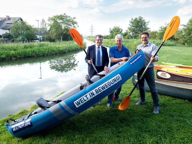 Kultur- und Tourismusstadtrat Franz Piribauer und Josef Kleinrath (Landesausstellungs-Planungs-Errichtungs- und Organisations GmbH) überreichten "Schifferlwirt" Andreas Camus ein Schlauchboot der NÖ Landesausstellung | Foto: Weller