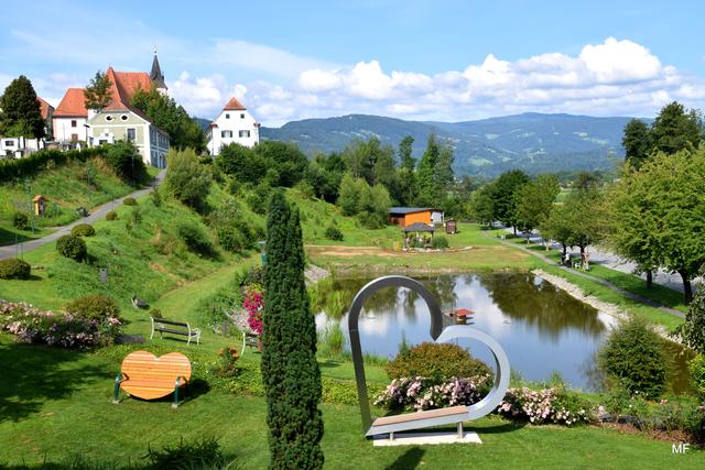 Ein Blick auf das blumenreiche Europadorf St. Peter im Sulmtal.