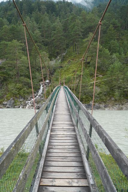 Die Tage der alten Hängebrücke sind gezählt.