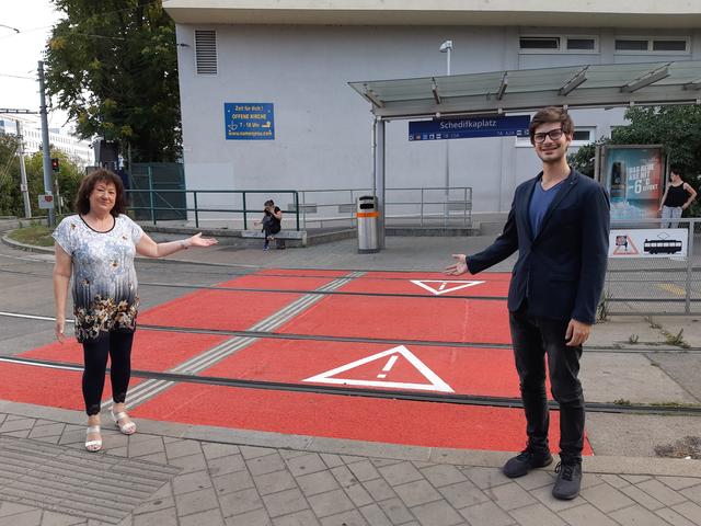 Erste Ergebnisse für die Sicherheit am Bahnhof Meidling präsentieren Lorenz Mayer und Christine Svoboda: Ein Warnhinweis bei der Badner-Bahn-Station. | Foto: VP 12