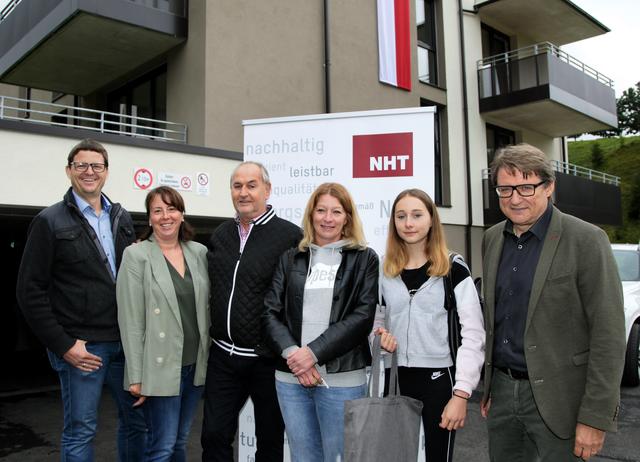  Am Freitag wurden nach 18 Monaten Bauzeit die Schlüssel für 16 neue Mietwohnungen übergeben.  | Foto: NHT