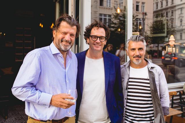 Martin Rohla (li.) und Ali Cinkilic (re.) begrüßten Bezirksvorsteher Markus Reiter (Grüne, mitte) bei der Eröffnung des Pop-Up Lokal von "Habibi&Hawara".