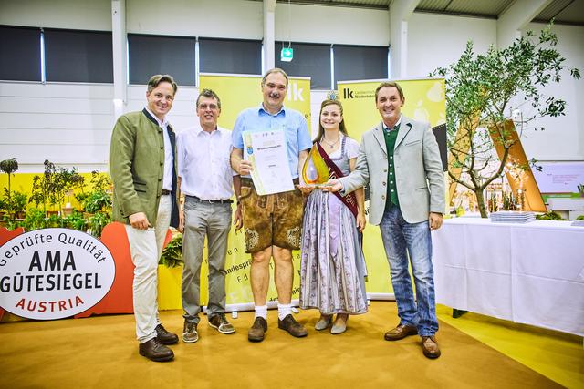 
Personen v.l: Johannes Schmuckenschlager (Präsident der Landwirtschaftskammer NÖ), Karl Hofecker (Obstverarbeitungsexperte der LFS Pyhra), Hans Schiefer (Obstverarbeitungsexperte der LFS Pyhra), Mostkönigin-Stellvertreterin Tanja Datzberger, Josef Sieder (Schulleiter der LFS Pyhra) | Foto: LK NÖ/ Franz Gleiß