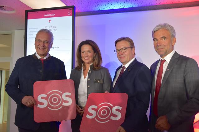 Der bayerische StM Joachim Herrmann, die bayerische StMin Michaela Kaniber, LH Günther Platter und der für Bevölkerungsschutz zuständige LHStv Arnold Schuler aus Südtirol (v.l.) präsentierten in Wörgl die neue SOS-EU-Alp App. | Foto: Barbara Fluckinger