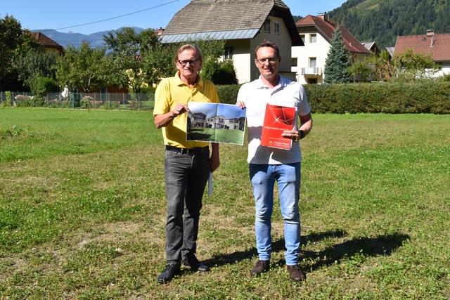 Alois Obweger und Bürgermeister Michael Maier auf dem Grundstück in Döbriach, das Jungfamilien künftig ein Zuhause bieten soll