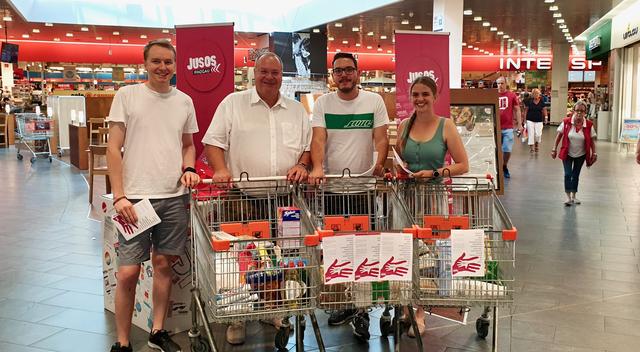 Aktion "Kauf plus 1" der „Jusos Pinzgau" mit Bernhard Schmiderer, Walter Bacher, Peter Auer und Lena Wimmreuter. | Foto: SPÖ