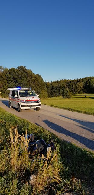 Das Bike landete im Straßengraben, der Biker brach sich den Unterschenkel. | Foto: Rotes Kreuz Purkersdorf-Gablitz
