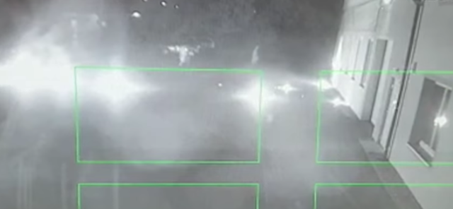 Ein Überwachungsvideo dokumentierte die Tat: Ein Vermummter setzte sich bei dem Brandanschlag auf die FPÖ-Zentrale in St. Pölten selbst in Brand. | Foto: FPÖ NÖ