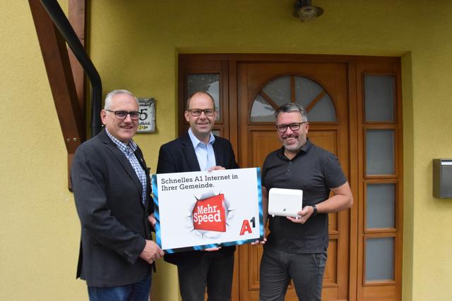 Mit Tempo unterwegs: Paul Galuska (A1 Vertrieb), Bgm. Thomas Heissenberger, GR Jürgen Beiglböck. | Foto: Gemeinde Hochneukirchen-Gschaidt