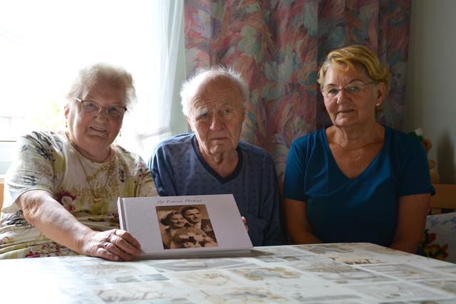 Elfrieda und Theodor Gomelsky bewältigen den Alltag gemeinsam. Auch Tochter Dorothea Bruckner (re.) hilft mit.  | Foto: Frings