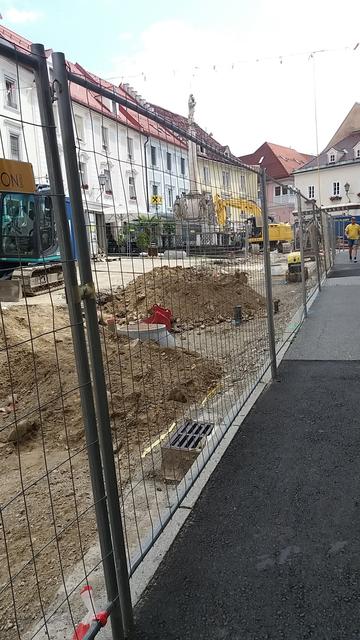 Dieses Bild soll demnächst der Vergangenheit angehören und der Hohe Platz in eine Begegnungszone verwandelt werden