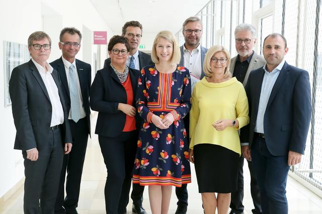 Oö Ordensspitäler-Sprecher Peter Ausweger, Ärztekammer OÖ-Präsident Peter Niedermoser, FH Gesundheitsberufe OÖ-Geschäftsführerin Bettina Schneebauer, Oö Gesundheitsholding-Geschäftsführer Franz Harnoncourt, Landeshauptmann-Stv. Christine Haberlander, OÖ Rotes Kreuz-Direktor Thomas Märzinger, OÖGKK-Direktorin Andrea Wesenauer, OÖ Rotes Kreuz-Präsident Walter Aichinger und OÖGKK-Obmann Albert Maringer (v. l.). | Foto: Land OÖ/Stinglmayr