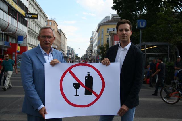Ein Alkoholverbot am Keplerplatz fordern der Favoritner Nationalrat Nico Marchetti (r) und Sicherheitssprecher Karl Mahrer (beide ÖVP).