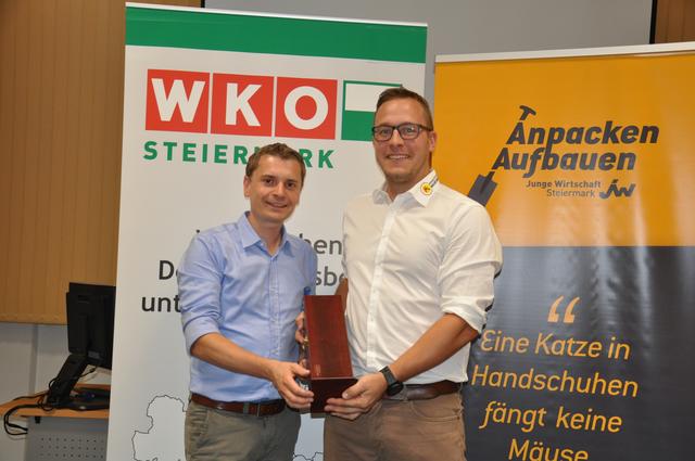 Der Landesvorsitzende Christoph Kovacic bedankt sich bei dem bisherigen Bezirksvorsitzenden der Jungen Wirtschaft Deutschlandsberg Daniel Nauschnegg mit einem Präsent.