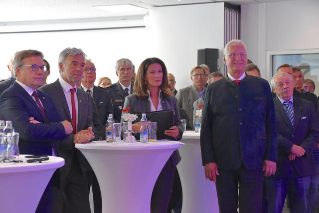 Auch zahlreiche Vertreter von Einsatzorganisationen waren bei der Präsentation anwesend.  | Foto: Barbara Fluckinger