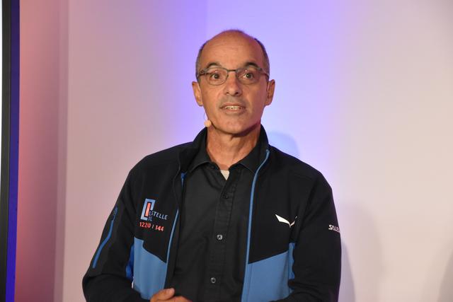Bernd Noggler, Geschäftsführer der Leitstelle Tirol, zeigte, wie die SOS-EU-Alp App funktioniert.  | Foto: Barbara Fluckinger