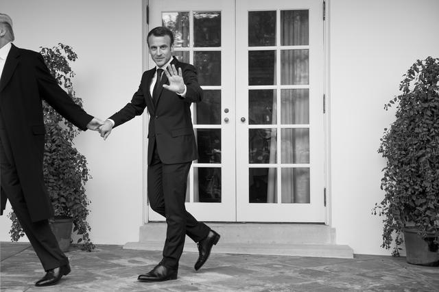 Skurril: US-Präsident Donald Trump führt den französischen Präsidenten Emanuel Macron an der Hand in das Oval Office im Weißen Haus. Das Bild wurde mit dem 3. Platz in der Kategorie "General News" ausgezeichnet.  | Foto: Brendan Simalowski/Agence France-Presse