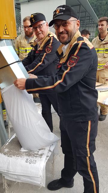 Bezirksfeuerwehrkommandant Hermann Wolf und Bezirksfeuerwehrinspektor Thomas Greuter probierten die neue Gerätschaft direkt aus. | Foto: BFV Landeck