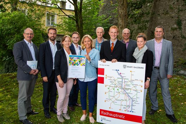 Die Vertreter der vier Gewinnerprojekte des VCÖ Mobilitätspreis 2019 mit Landesrat Stefan Schnöll.