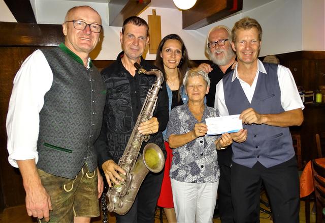Loos Haus Wirt Norbert Steiner, Manfred Spies, Katharina Anná, Gewinnerin Anna Katzgraber, Hans Czettel und Glücksengerl Harry Pillhofer (v.l.). | Foto: RAXmedia