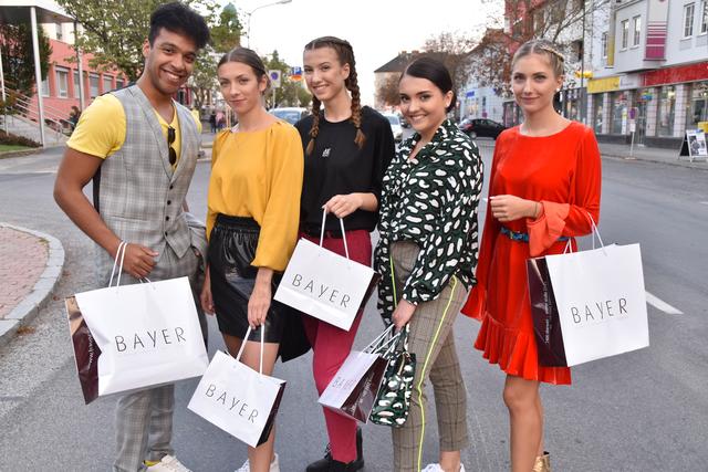 In der Oberwarter Innenstadt war Donnerstagabend Shopping angesagt: Maximilian Kallinger, Annika und Lena Pertl, Johanna Mikolaschek, Julia Brandstätter