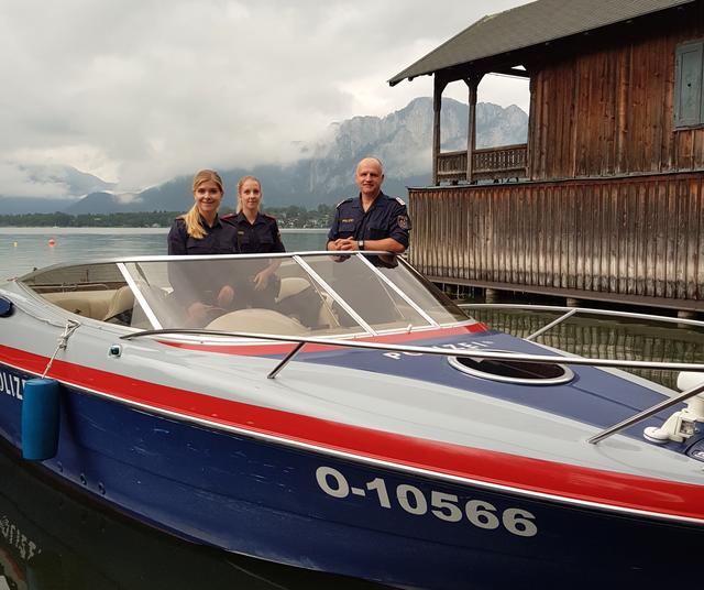 Kirsten, Laura und Bertram – die Besatzung des Mondseer Polizeibootes – kamen der in Seenot geratenen Kajakfahrerin zu Hilfe.